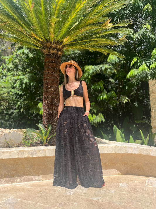 Pantalón palazzo resortwear Alexis negro en movimiento con silueta amplia y fluida