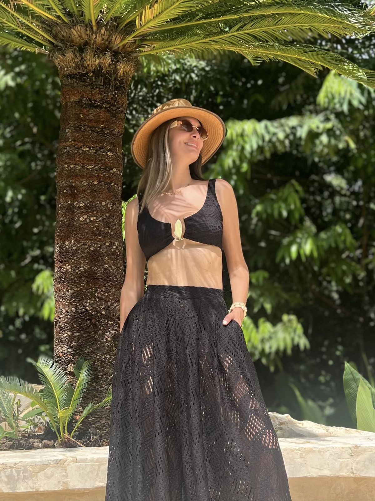 Look resortwear con pantalón palazzo Alexis negro combinado con top estructurado BAHÍAVERBENA