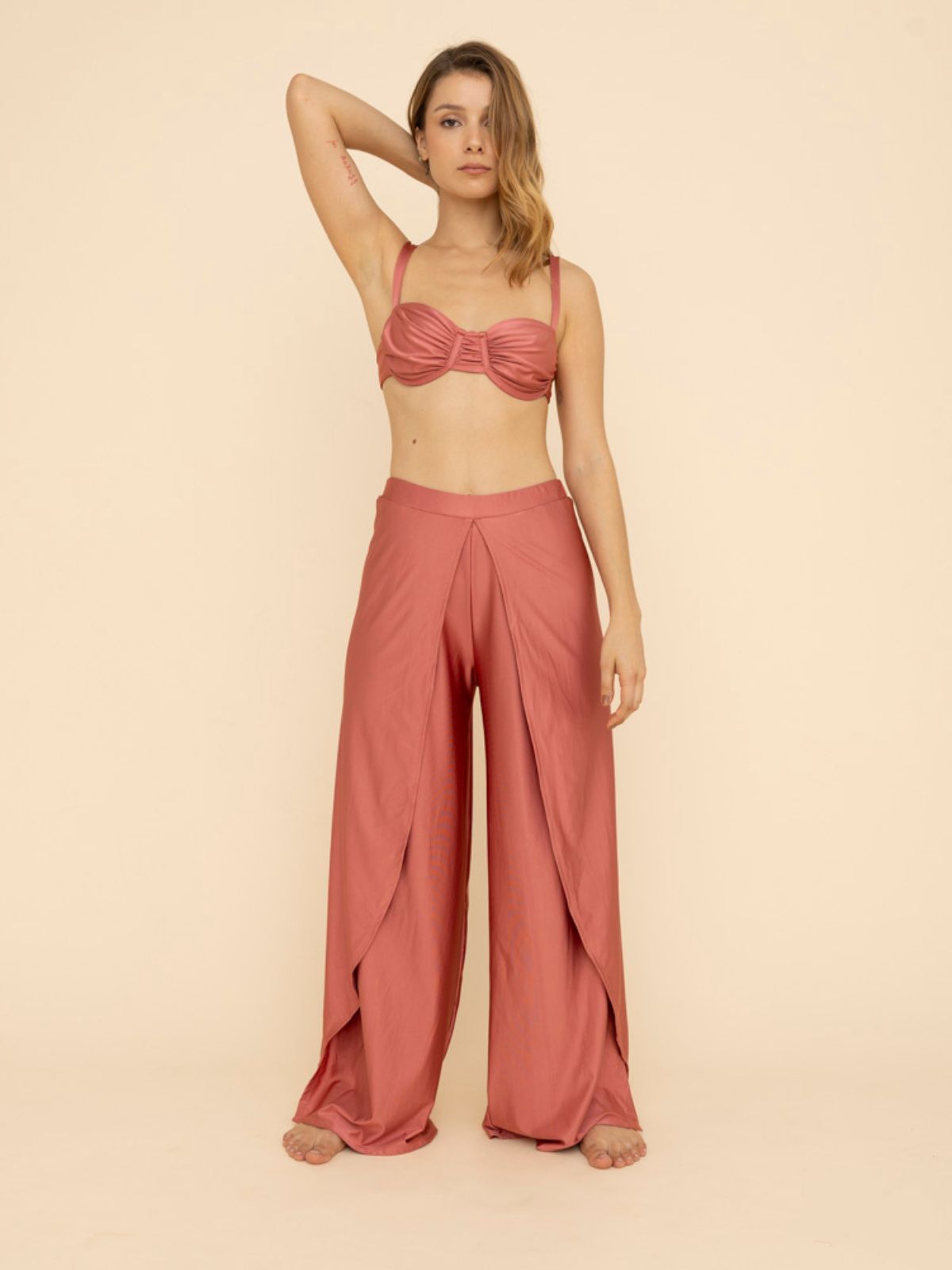Pantalón Simbad en look de verano.