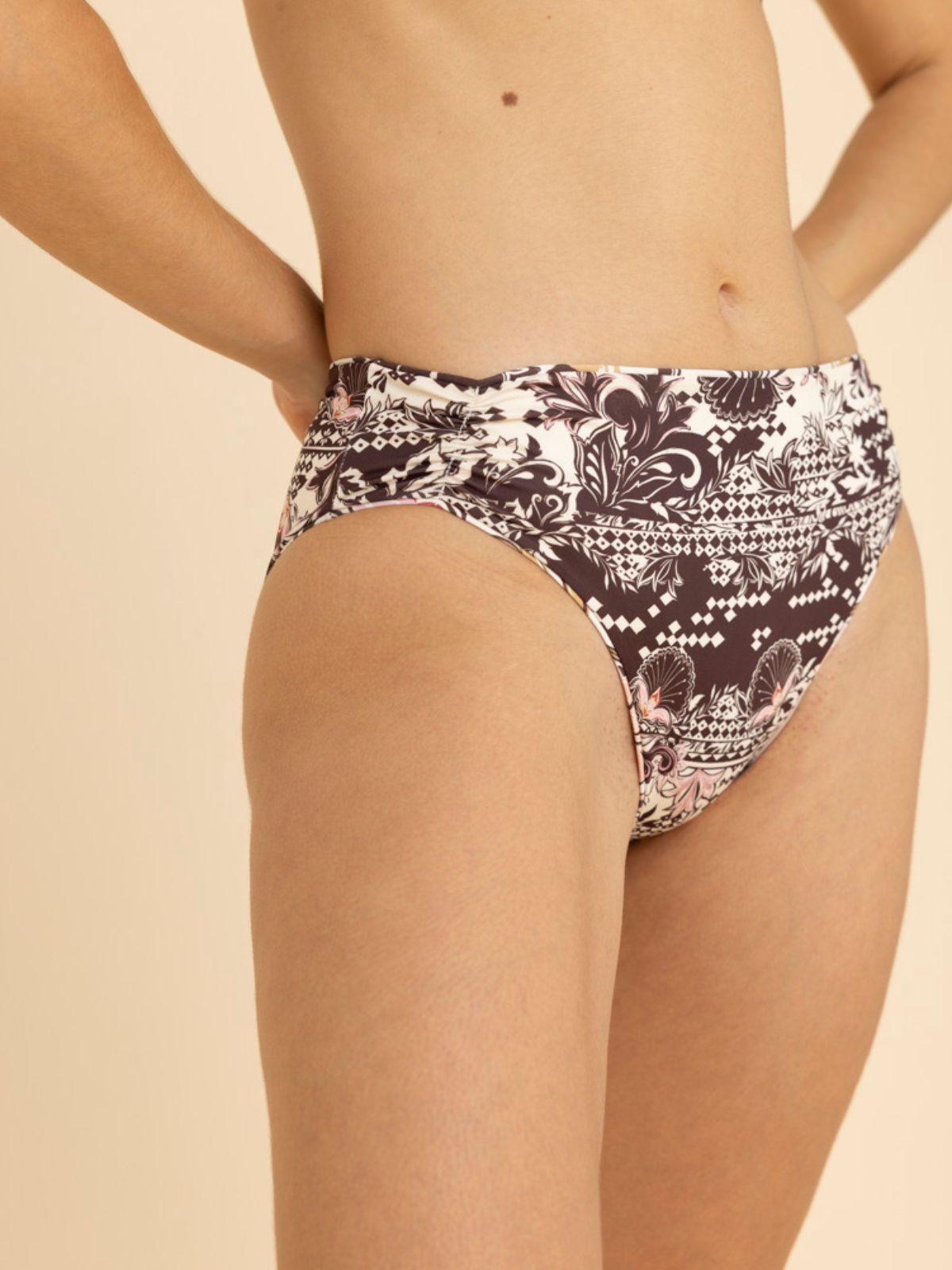 Panty con detalle en laterales 