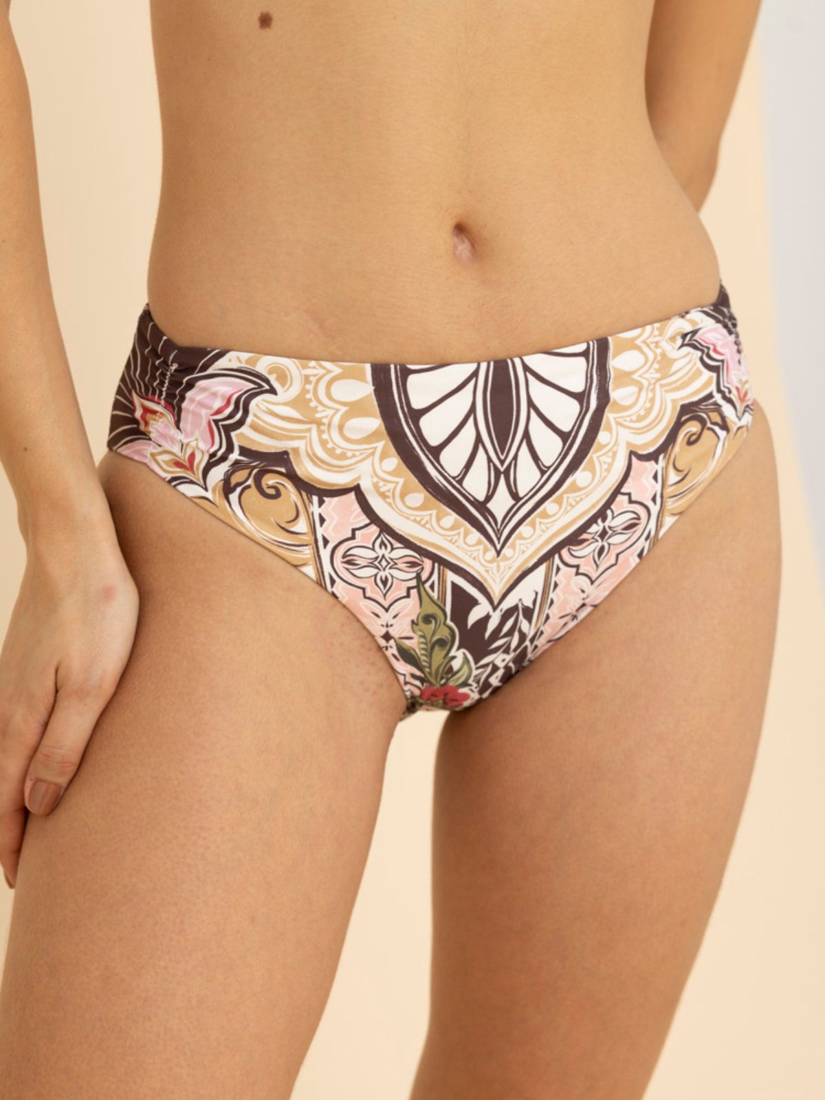 Vista frontal del panty de bikini Eloisa