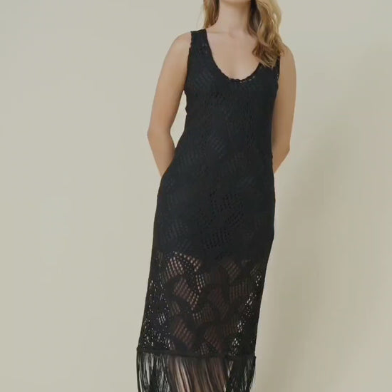 Vestido largo en encaje y flecos