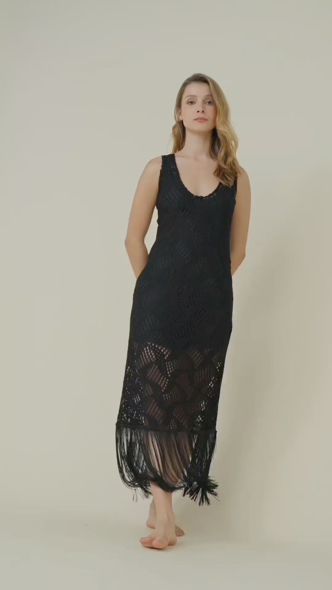 Vestido largo en encaje y flecos