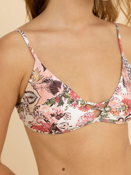 Vista frontal del top de bikini Emilia con escote criss cross.

